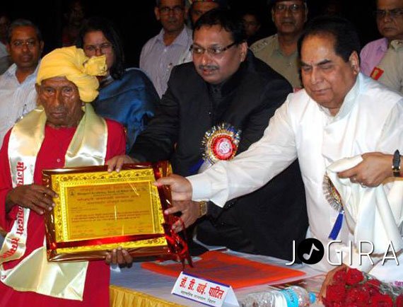 Shree Bhikhari Thakur Receives Award