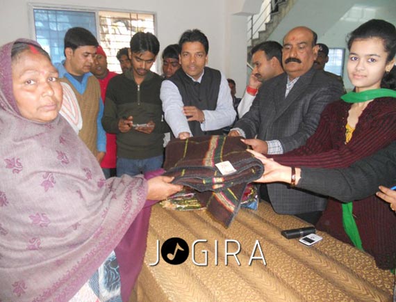 Bhojpuri Actress Vaishnawi distribute blankets